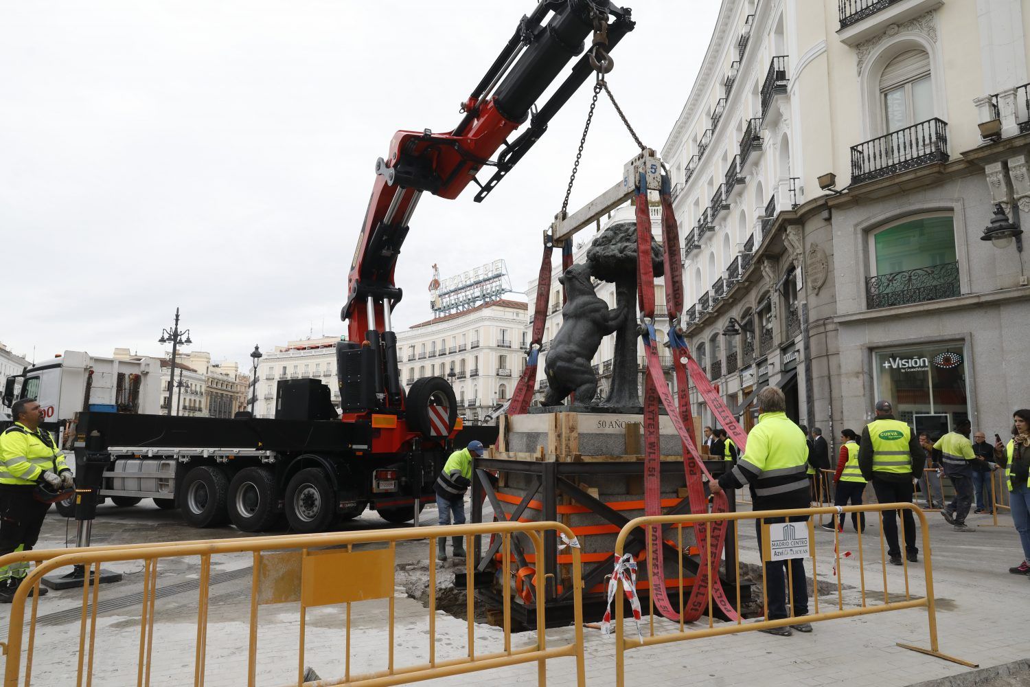 El Oso y el Madroño ya descansa en su nueva ubicación en la Puerta del Sol de Madrid