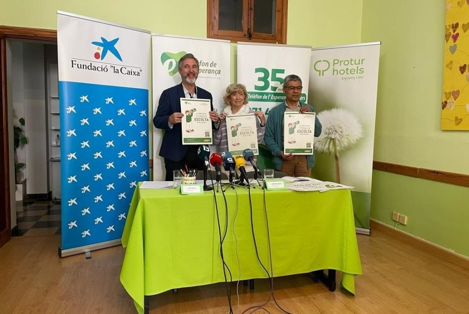  El portavoz del Teléfono de la Esperanza, Lino Salas, y la orientadora Carmen Nadal, en la presentación del 'Informe llamantes 2022 Teléfono de la Esperanza Baleares'