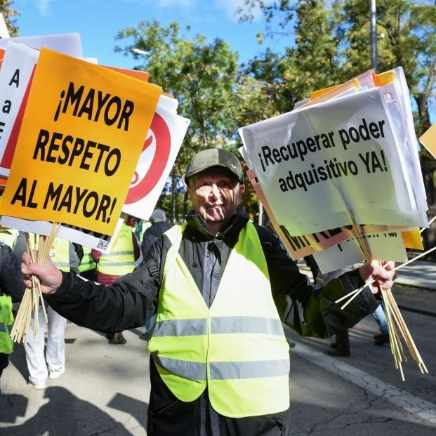 europapress hombre sujeta varias pancartas manifestacion pensionista
