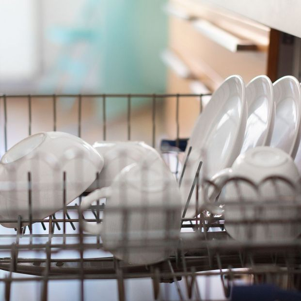 El truco para lavar los platos en el lavavajillas si nos quedamos sin pastillas. Foto: Bigstock