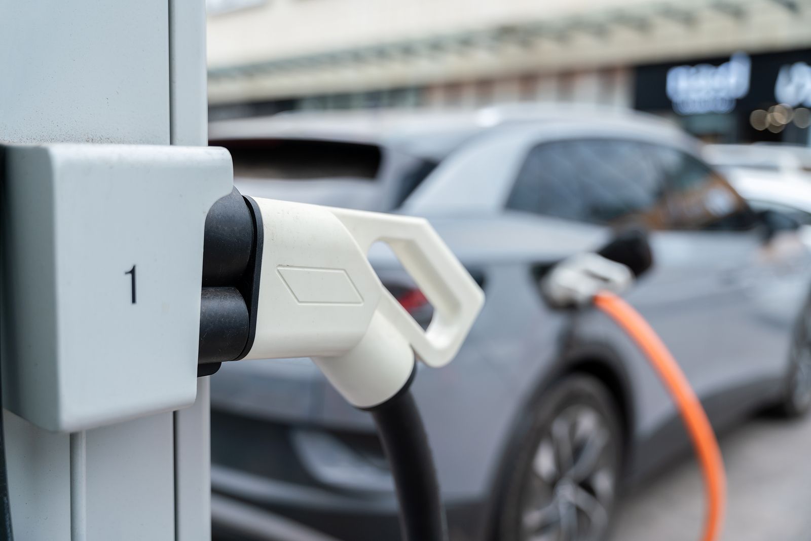 En 2026 será obligatorio un punto de carga para coche eléctrico cada 60 kilómetros