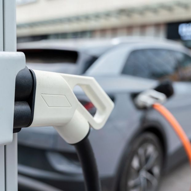 En 2026 será obligatorio un punto de carga para coche eléctrico cada 60 kilómetros