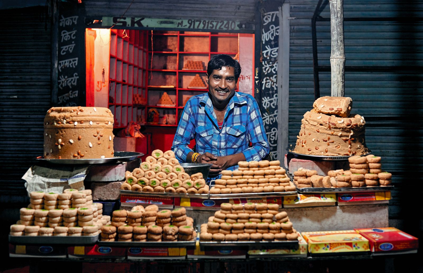 Un hombre vendiendo dulces típicos en la India (Bigstock)
