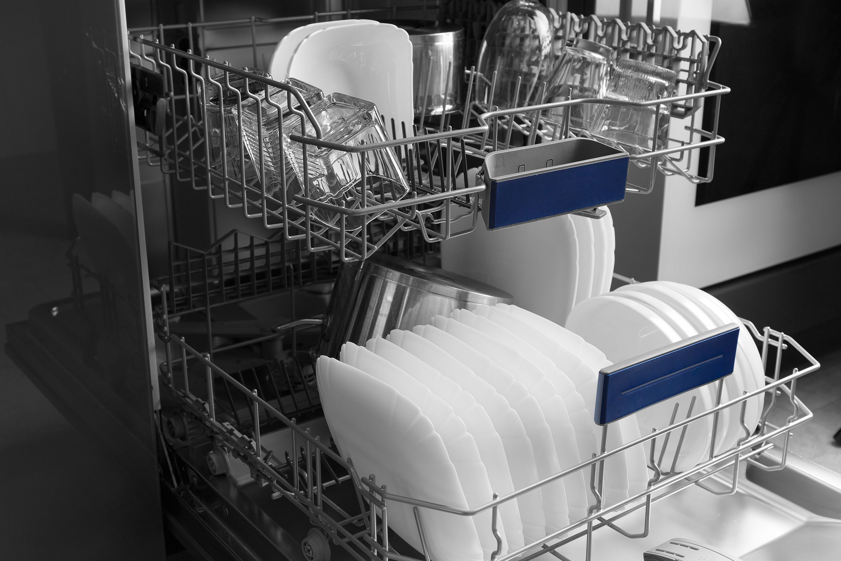 ¿Hay que enjuagar los platos antes de meterlos al lavavajillas?