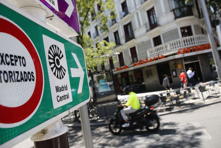 Señal de tráfico de Madrid Central con la indicación de 'Circulación Prohibida Excepto Autorizados' 