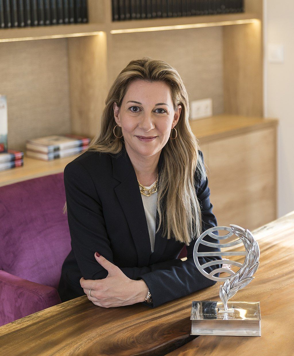 Eva García Sáenz con su Premio Planeta Eva García Sáenz con su Premio Planeta