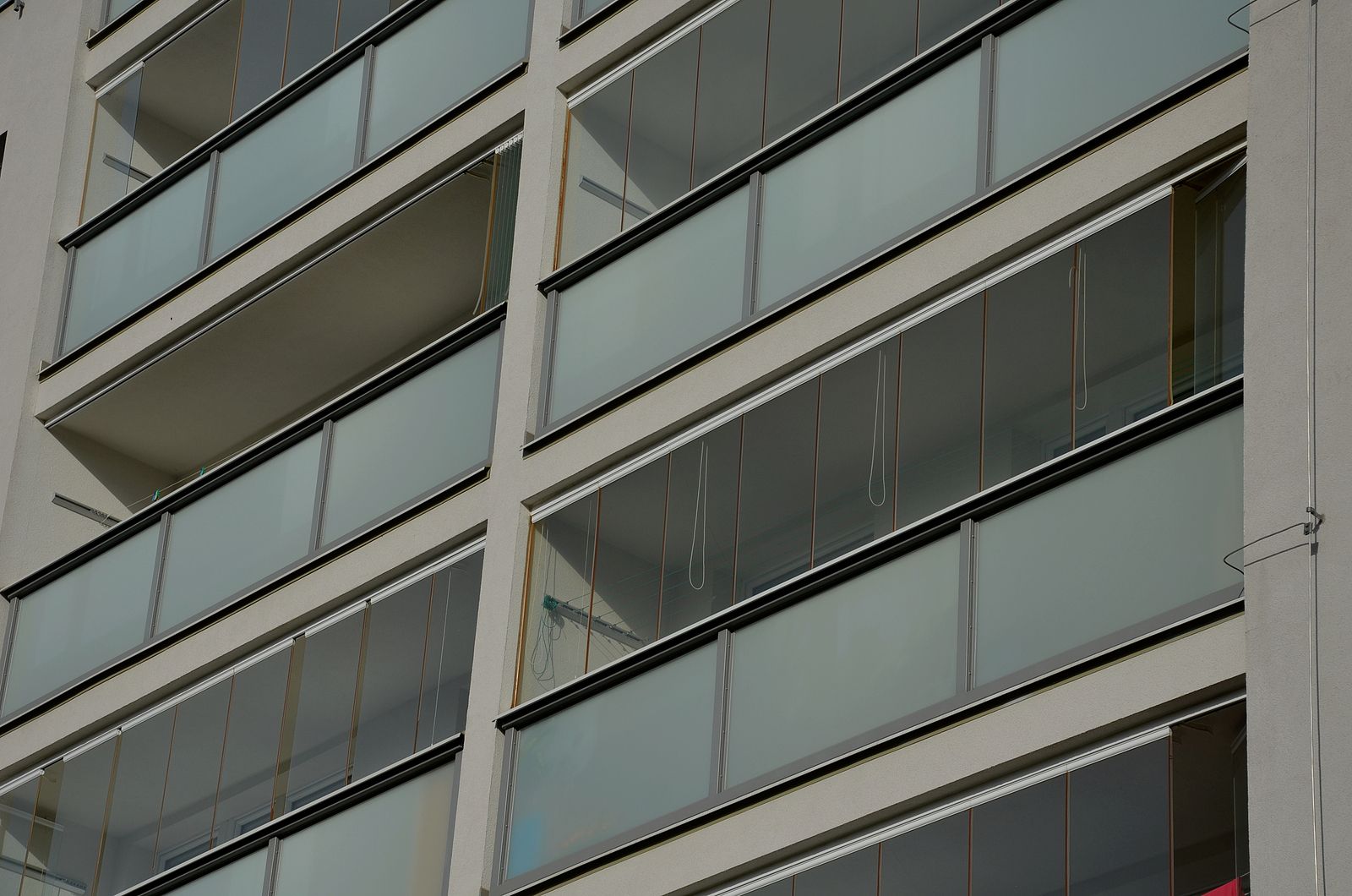 Un hombre se descuelga por una ventana desnudo y bajo los efectos de las drogas