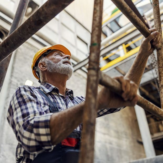 bigstock trabajador mayor fábrica