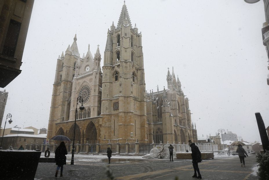 EuropaPress 4931052 varias personas pasan junto catedral leon mientras nieva 18 enero 2023 leon