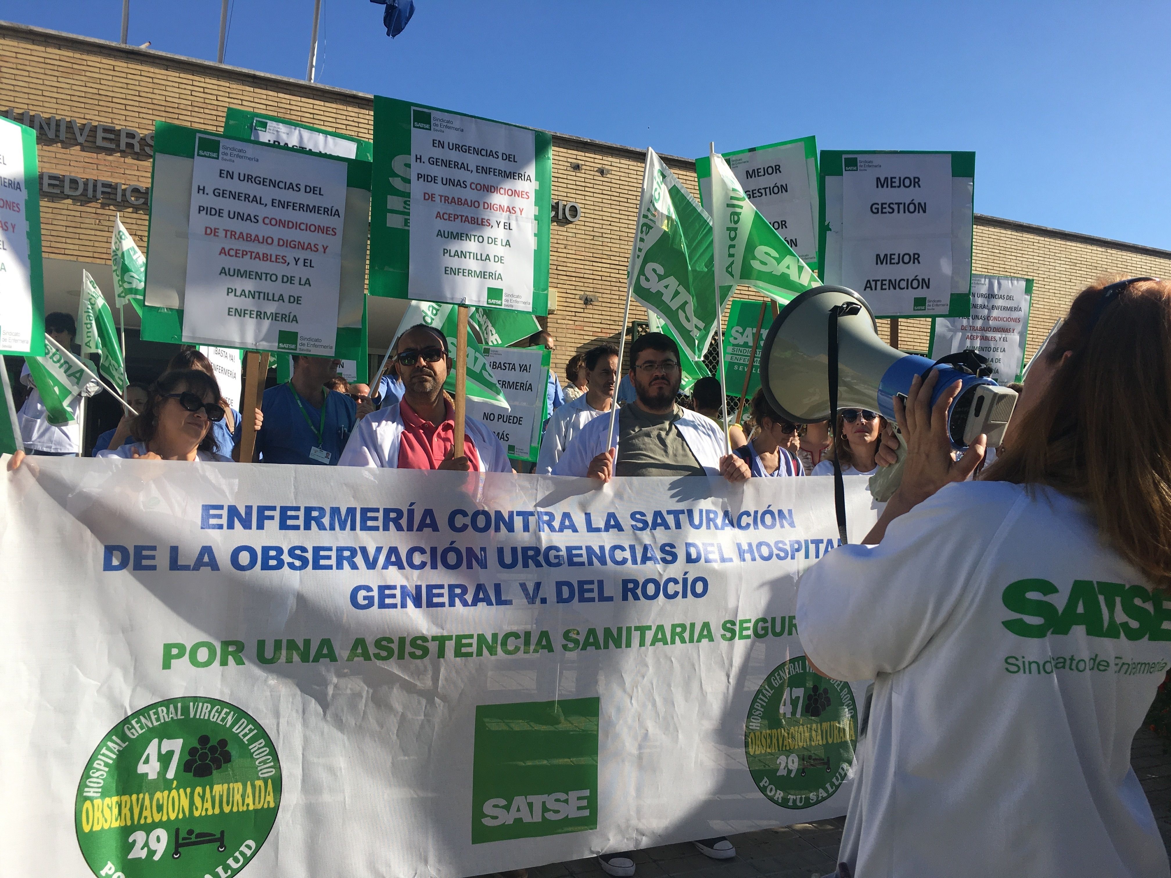 Protestas de los profesionales del Hospital Virgen del Rocío contra la saturación en la urgencias
