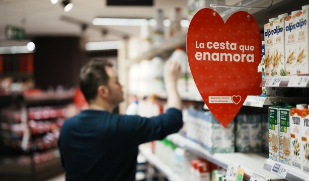 FACUA denuncia 'La cesta que enamora' de Eroski: 3 de cada 4 alimentos no ha bajado de precio
