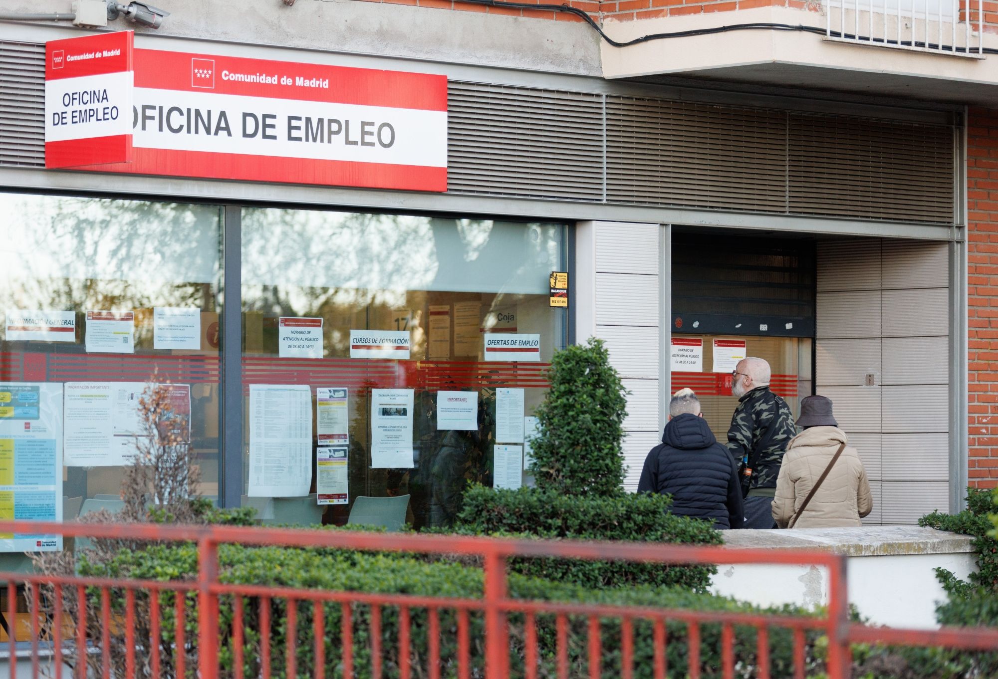 El paro cae en 48.755 personas y la afiliación logra su mejor marzo, con 206.410 nuevos cotizantes