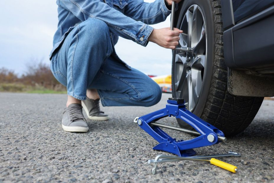 Estas 5 herramientas en el coche pueden evitar que una avería en carretera arruine las vacaciones. bigstock