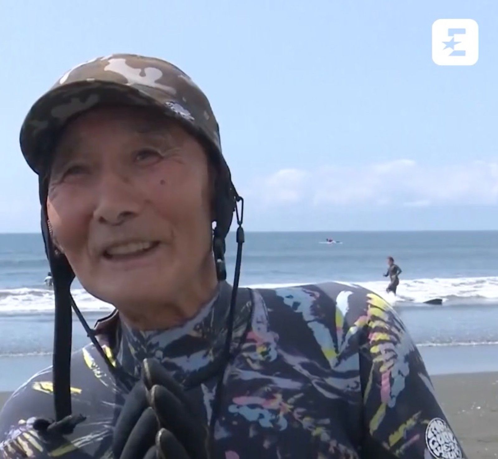 El surfero más mayor del mundo consigue el récord Guinness con 90 años