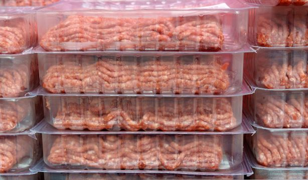 ¿Para qué sirve la almohadilla de las bandejas de carne del supermercado?