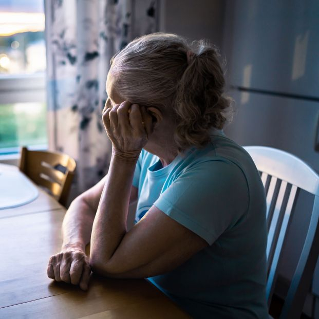 Barcelona lanza una guía para prevenir, detectar y atender la soledad no deseada en mayores. Foto: Bigstock