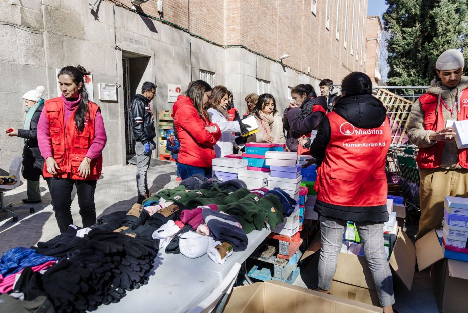 La fundación Madrina entregando ropa y calzado de segunda mano