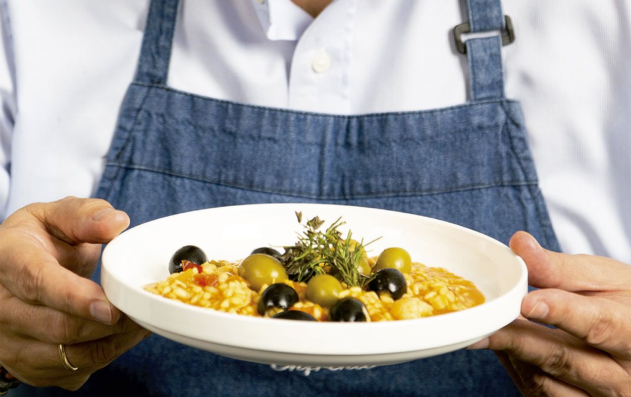 La receta de arroz en escabeche con aceitunas negras de Juanjo López, de La Tasquita de Enfrente