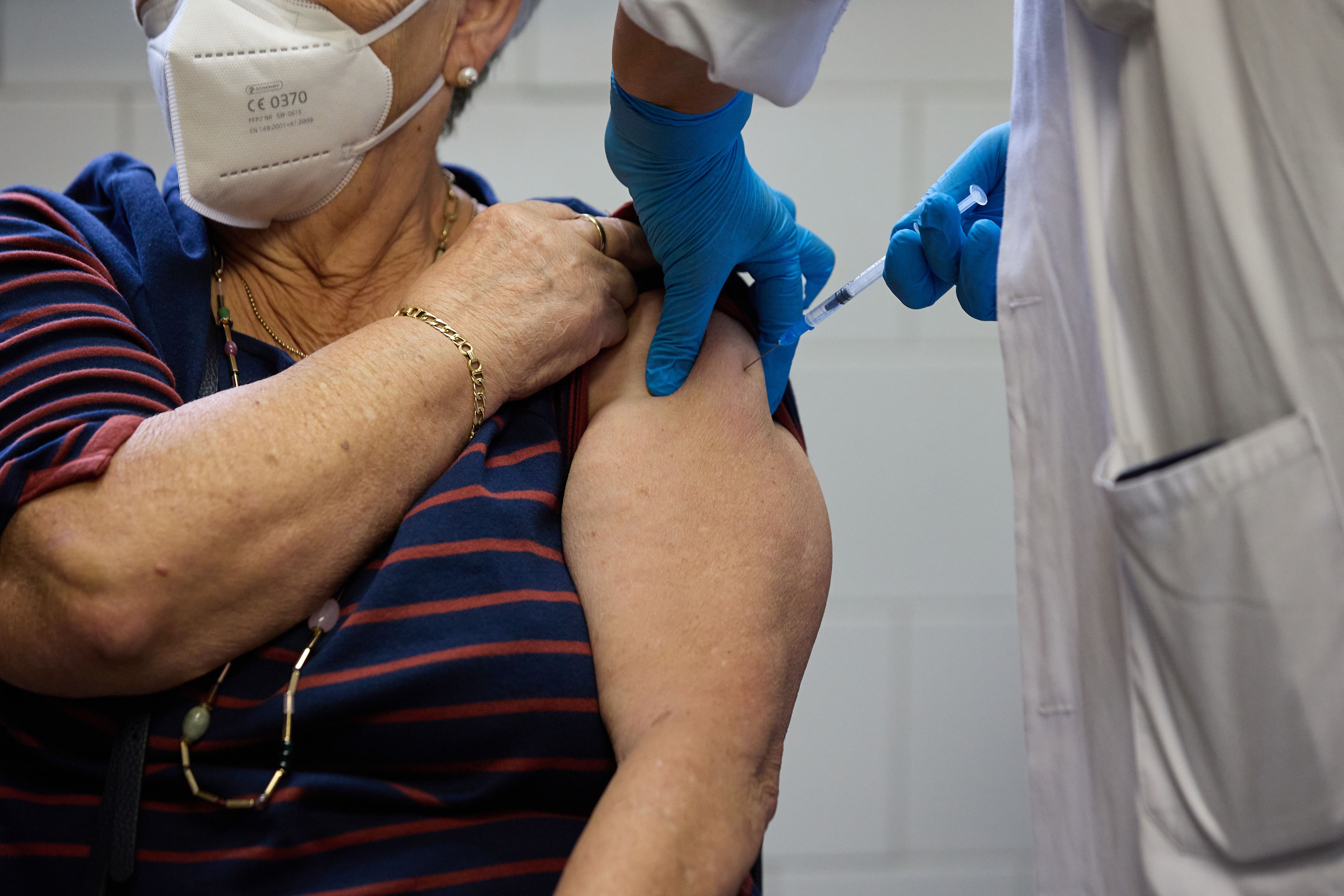 El riesgo de Covid grave en personas mayores con vacunación completa es menor al 10%