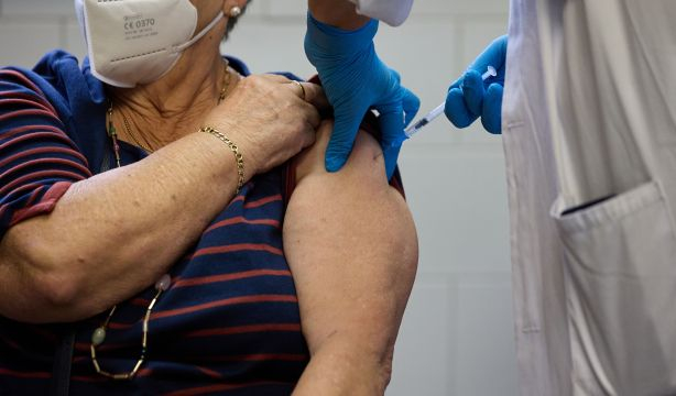 El riesgo de Covid grave en personas mayores con vacunación completa es menor al 10%