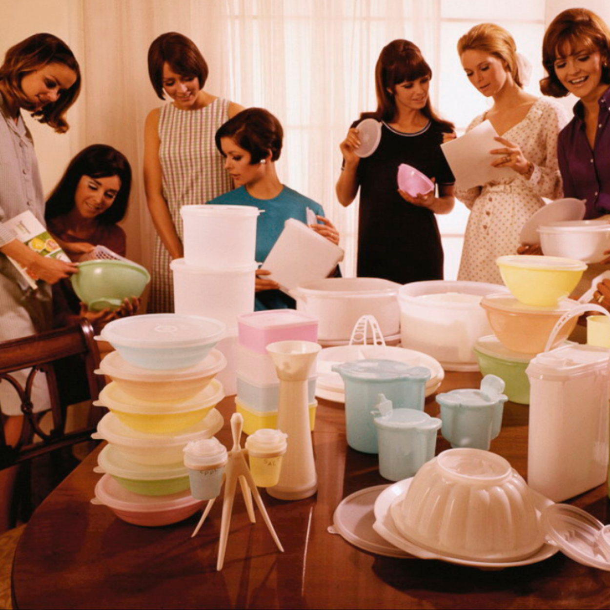 Tupperware, al borde la quiebra: la caída de la mítica firma que cambió la forma de conservar comida