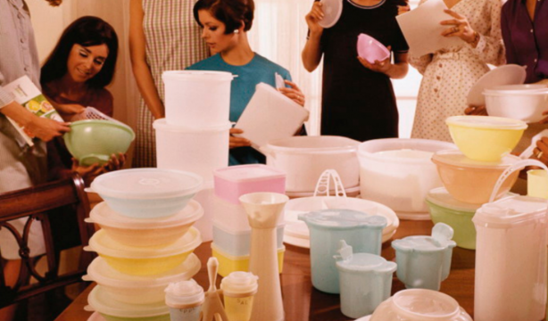 Tupperware, al borde la quiebra: la caída de la mítica firma que cambió la forma de conservar comida
