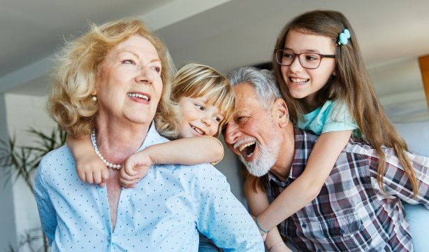 Talleres para estrechar la relación entre abuelos y nietos en Valencia  