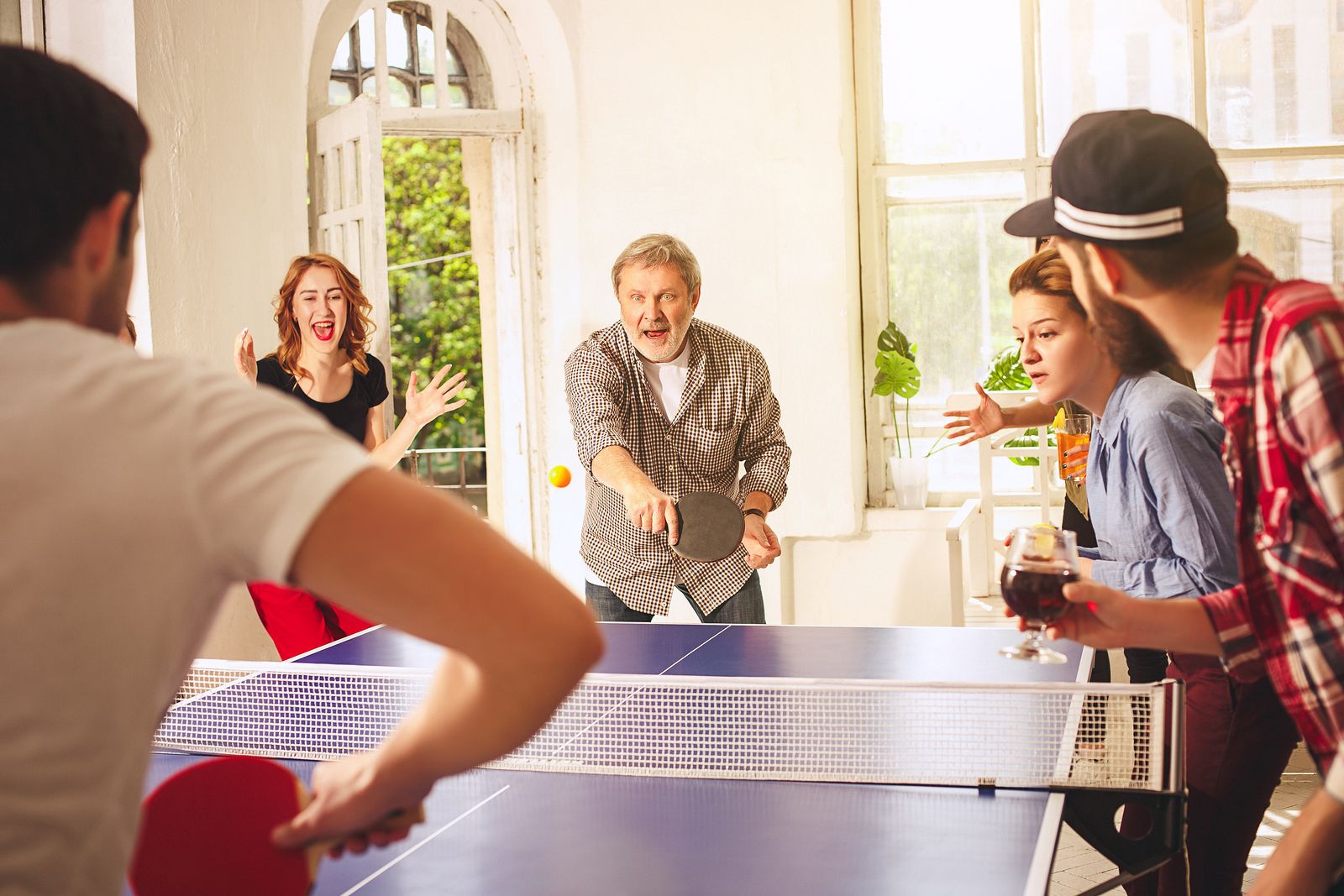 Beneficios de jugar al ping-pong a partir de los 60 años