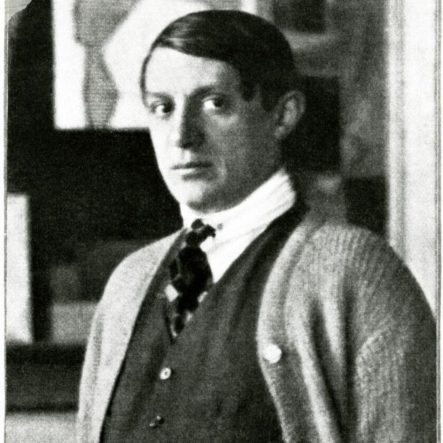 Picasso con camisa con cuello alto, chaleco, corbata y jersey en Paris. 1922 (Man Ray)