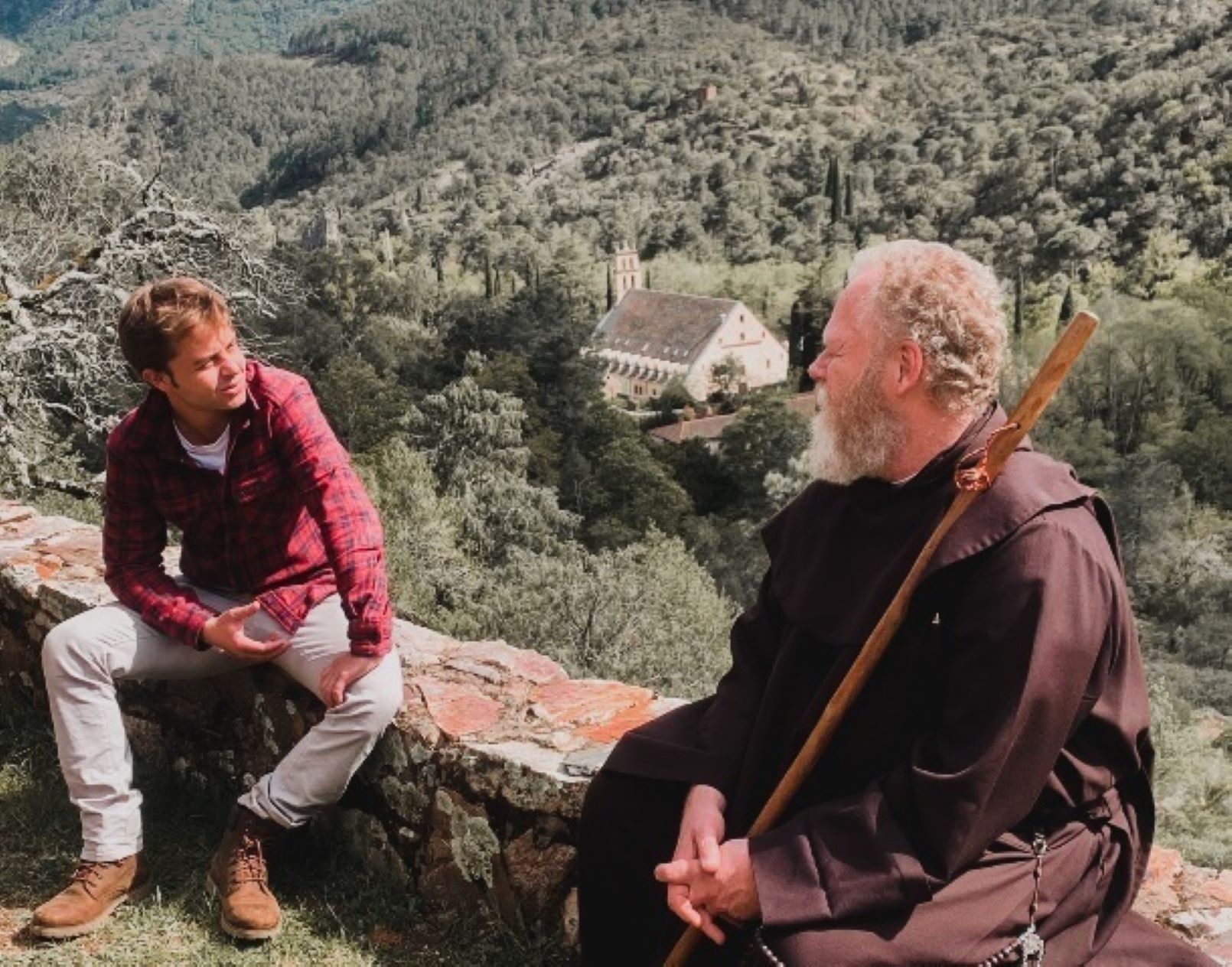 El director Santos Blanco junto a un monje durante el rodaje