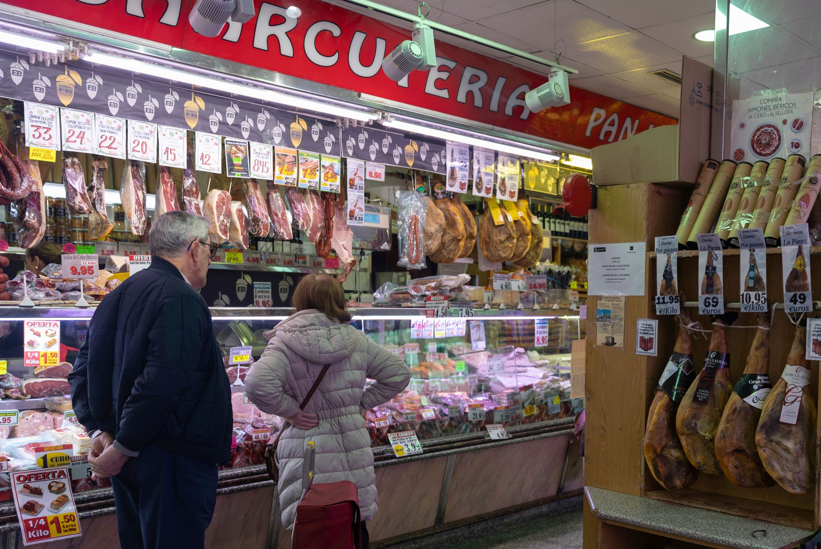 Bajar el IVA no funciona: azúcar, aceite de oliva o leche cuestan el 50%-30% más que hace un año