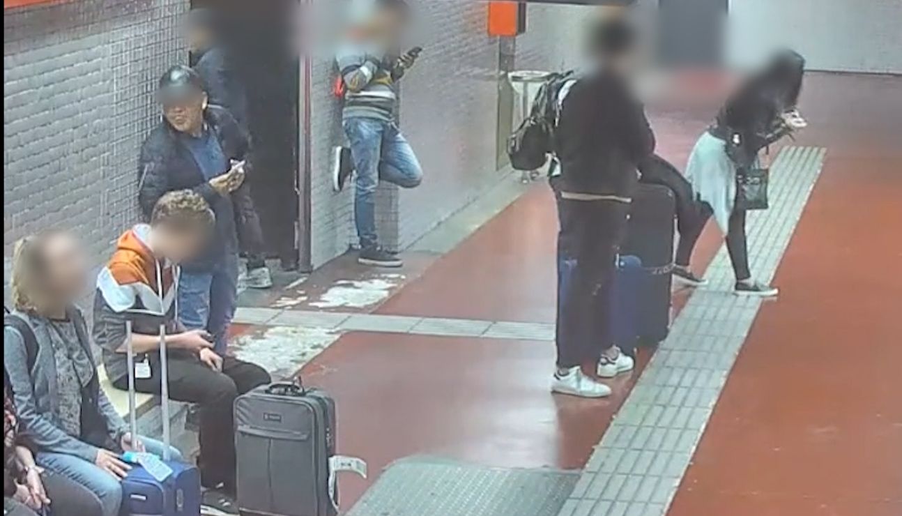 El repulsivo método de la banda del escupitajo para robar a turistas en Barcelona