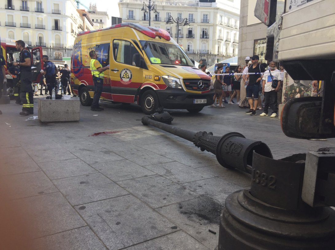 Herida grave una mujer de 60 años tras caerle encima una farola en la madrileña Puerta del Sol 
