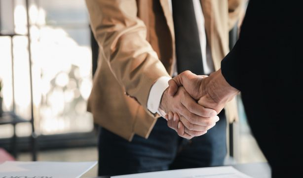 El truco definitivo para recordar el nombre de la persona a la que estás saludando sin que se ofenda