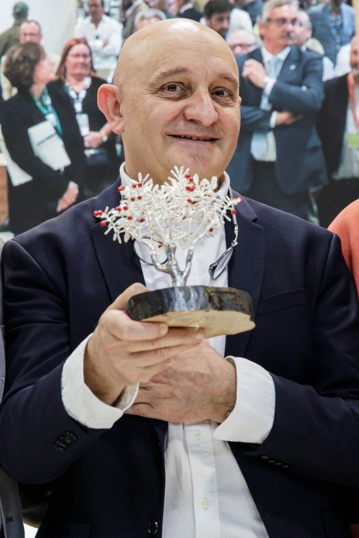 EuropaPress 5126331 chef tres estrellas michelin tono perez posa recibir premio excelencia EuropaPress 5126331 chef tres estrellas michelin tono perez posa recibir premio excelencia