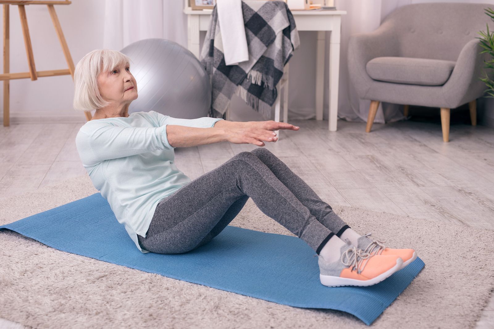 Mujer entrenando abdominales