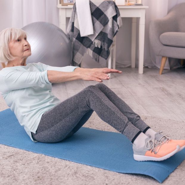 Mujer entrenando abdominales