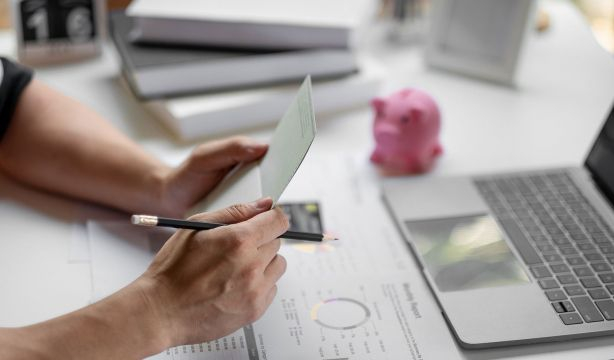 Dos de cada tres entidades exigen abrir una cuenta con comisiones aparejadas para contratar fondos