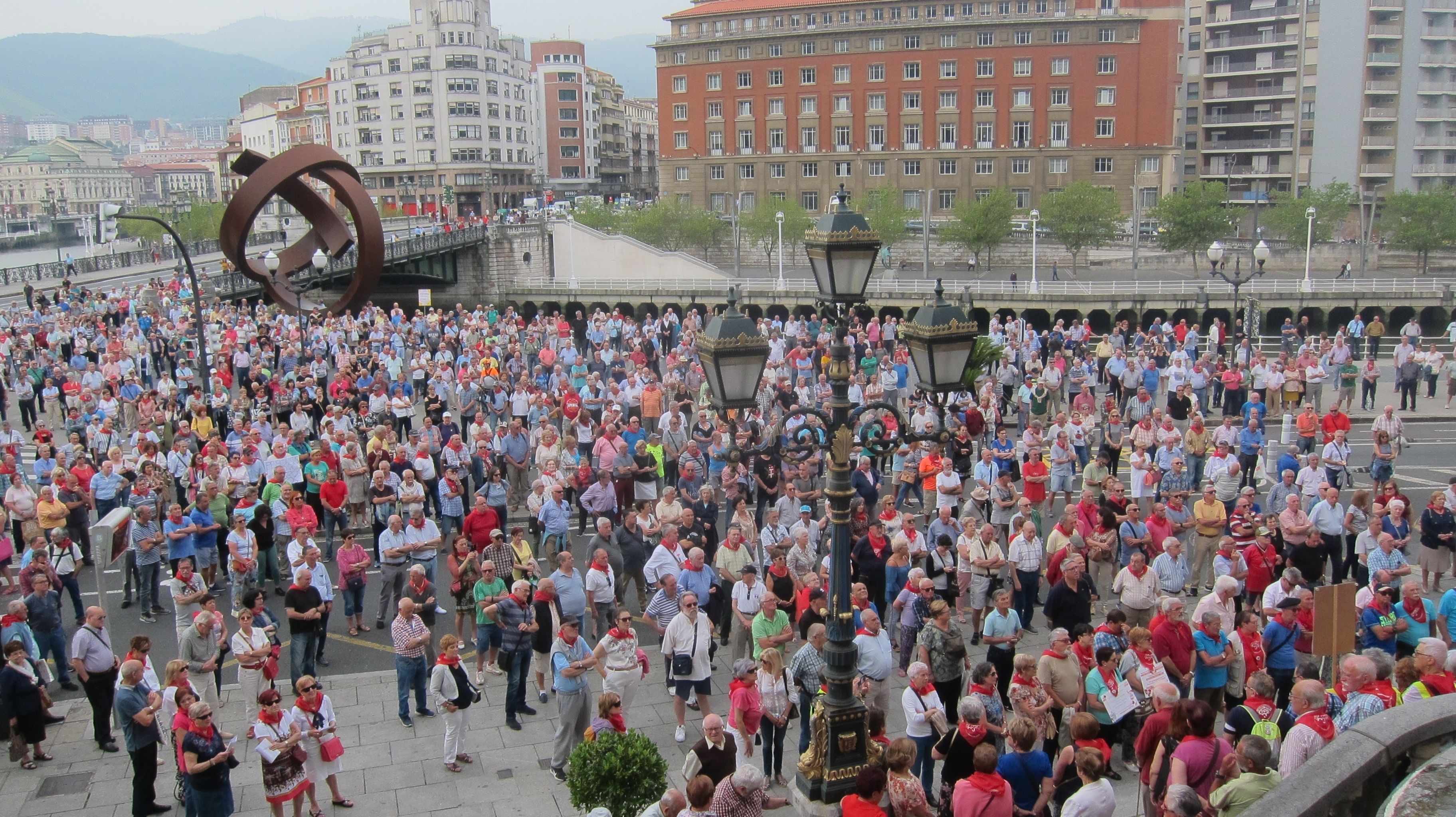 Los pensionistas vascos seguirán con las movilizaciones en verano y avanzan un "otoño caliente"