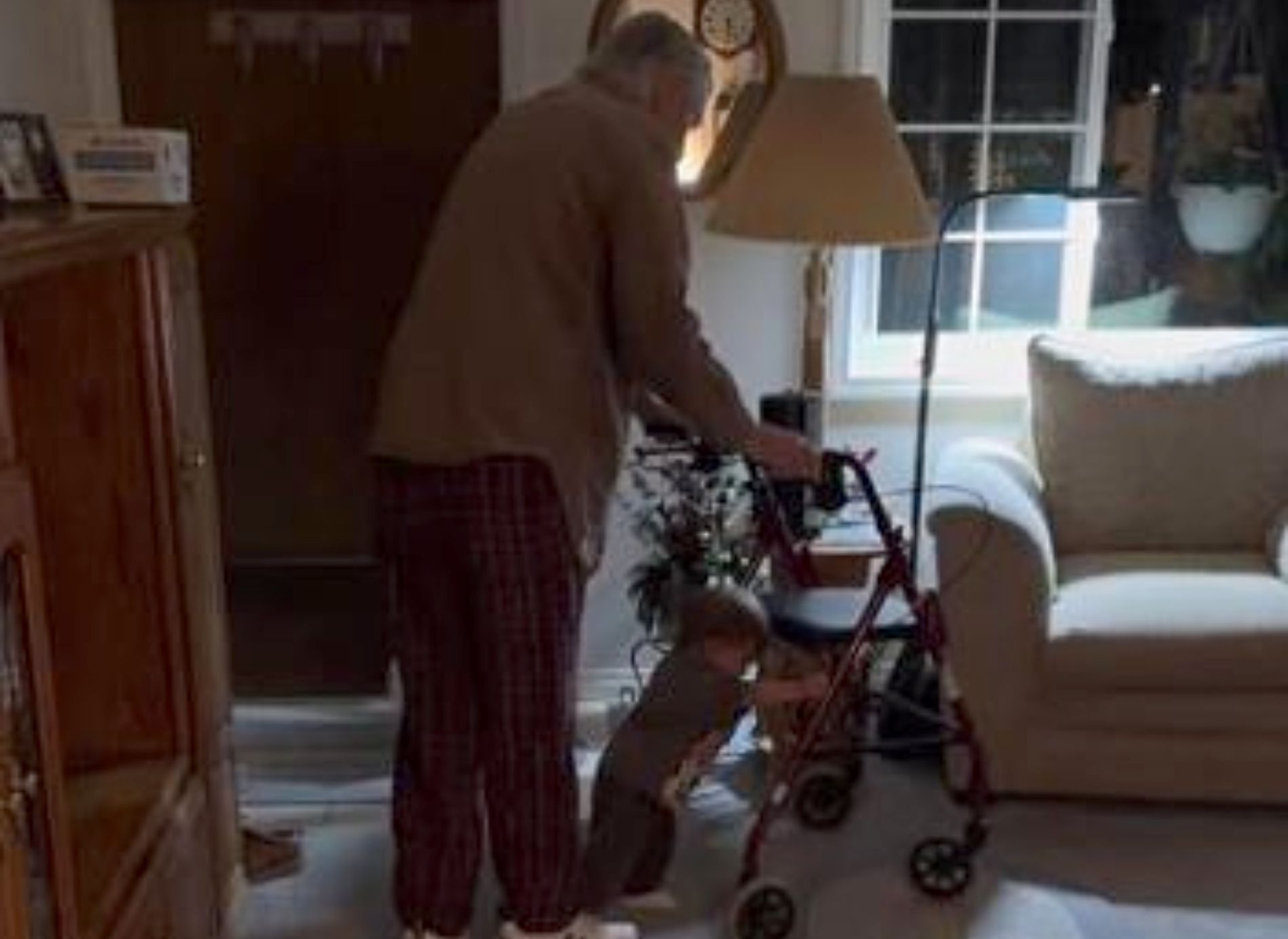 VÍDEO: El tierno momento en el que un hombre de 88 años ayuda a su bisnieta de 14 meses a caminar