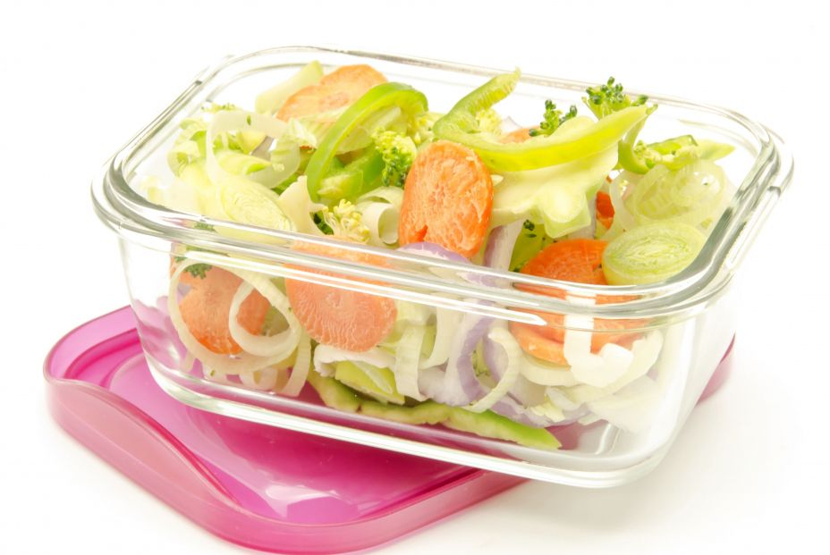 La mitad de los consumidores usa mal los envases alimentarios, según OCU