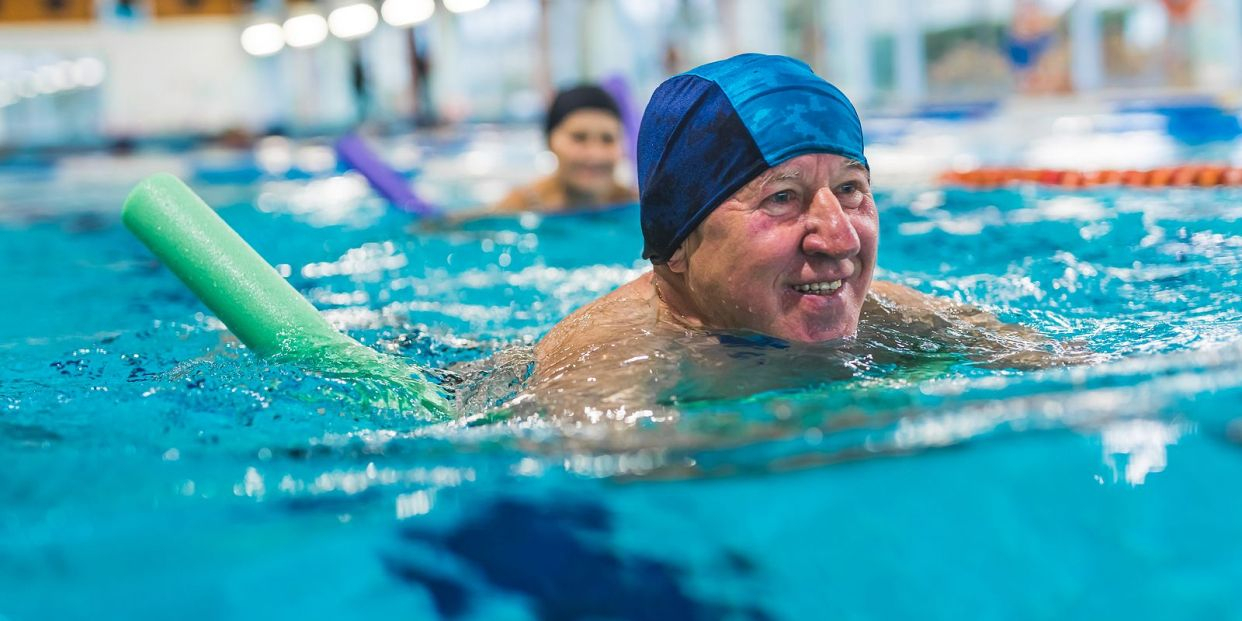 5 beneficios de la gimnasia acuática para personas mayores