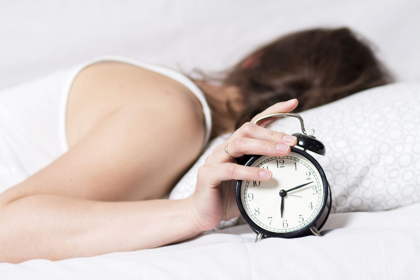 Adelantar el despertador una hora mejorará nuestra vida (bigstock)