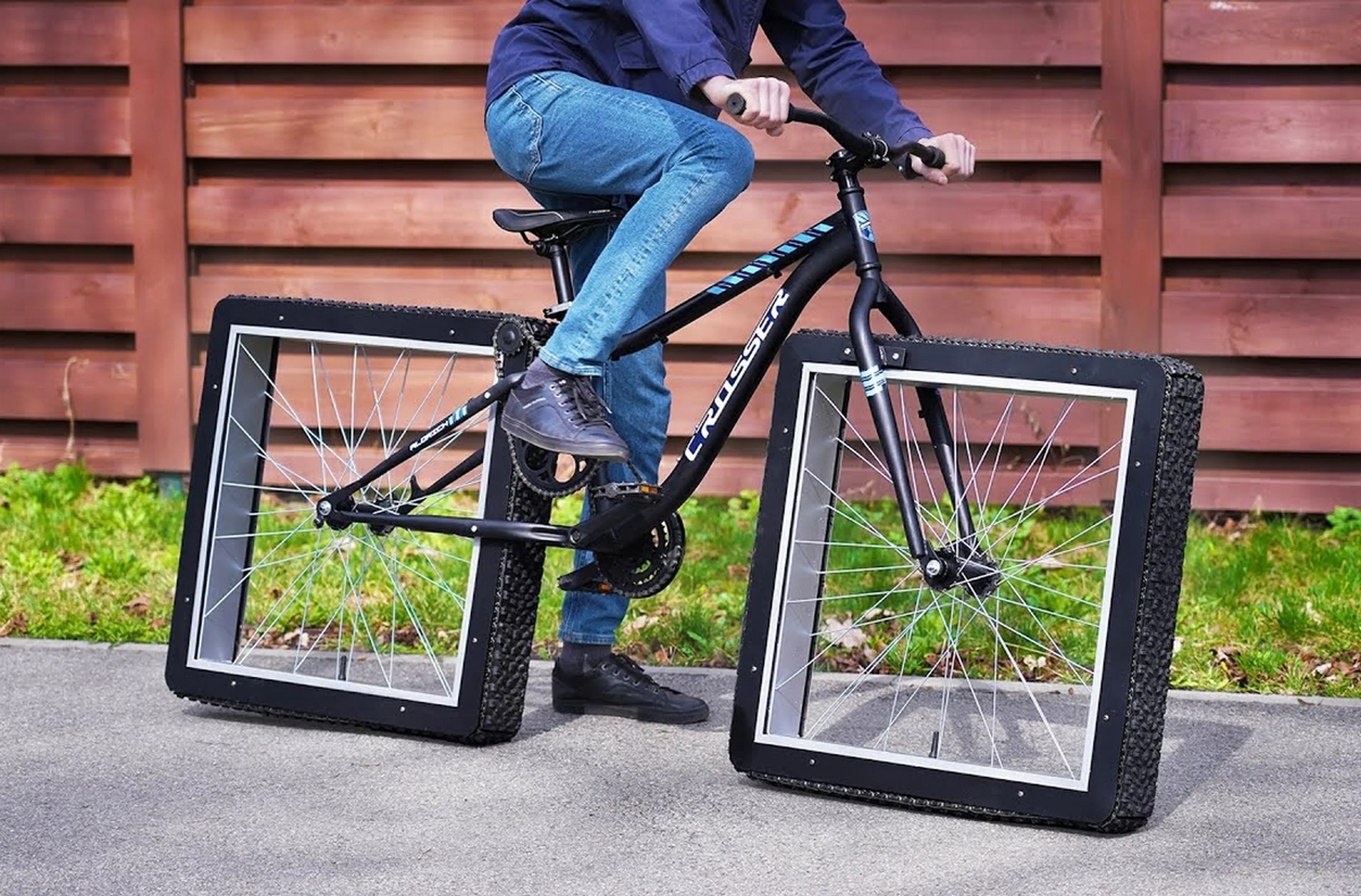 La bicicleta con "ruedas" cuadradas ya es realidad y funciona