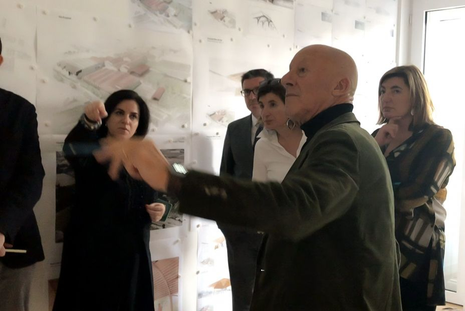 EuropaPress 5072853 norman foster analiza proyecto junto lourdes carmen martinez zabala EuropaPress 5072853 norman foster analiza proyecto junto lourdes carmen martinez zabala