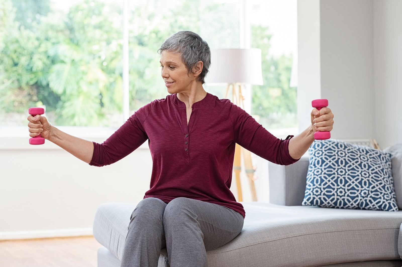 Mujer haciendo ejercicios de fisioterapia en casa