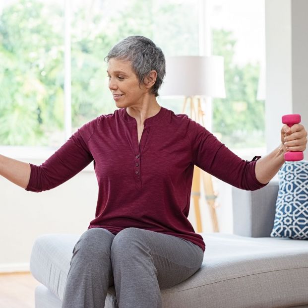 Mujer haciendo ejercicios de fisioterapia en casa