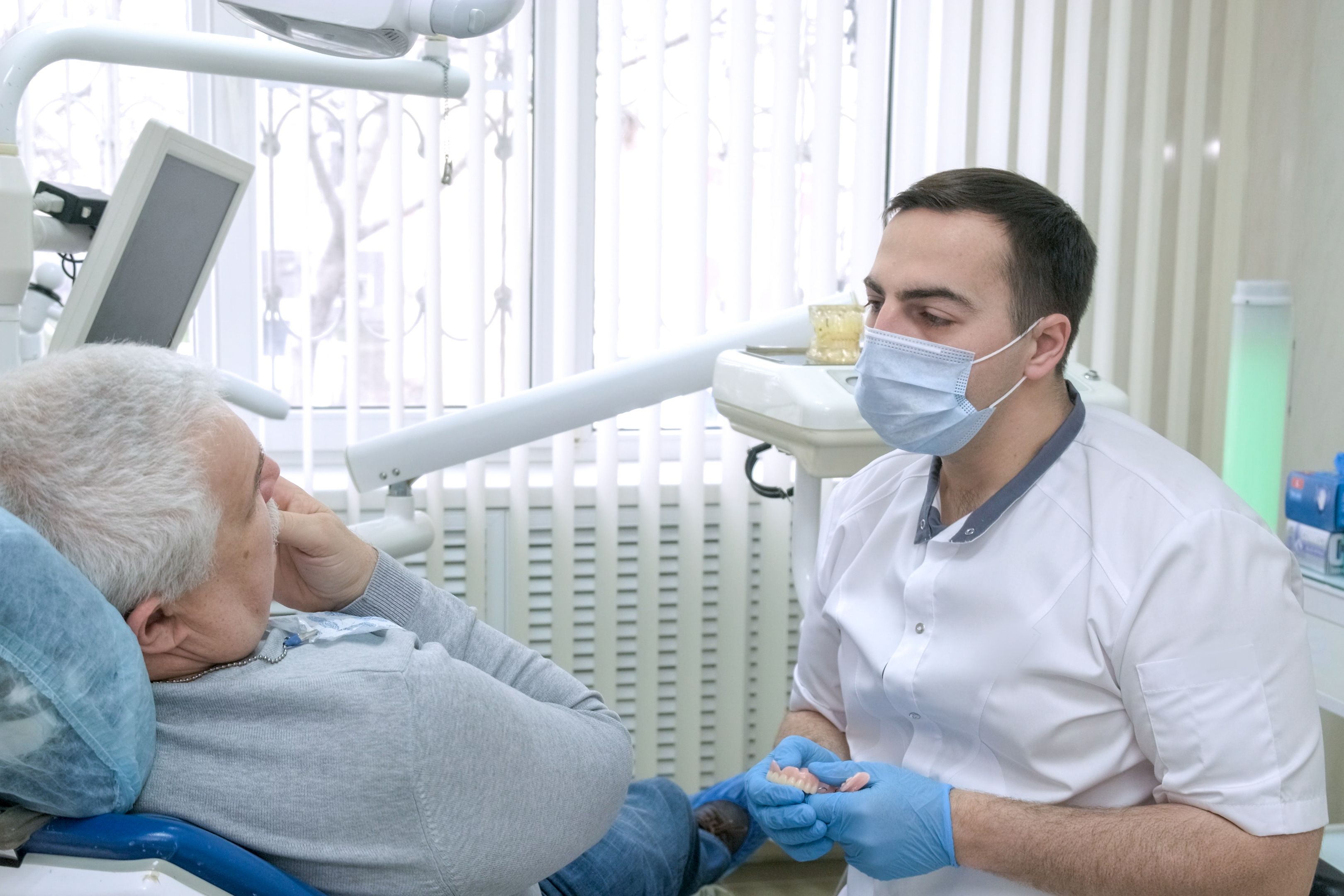 Cada vez vamos más al dentista y al especialista, pero menos al médico de Atención Primaria