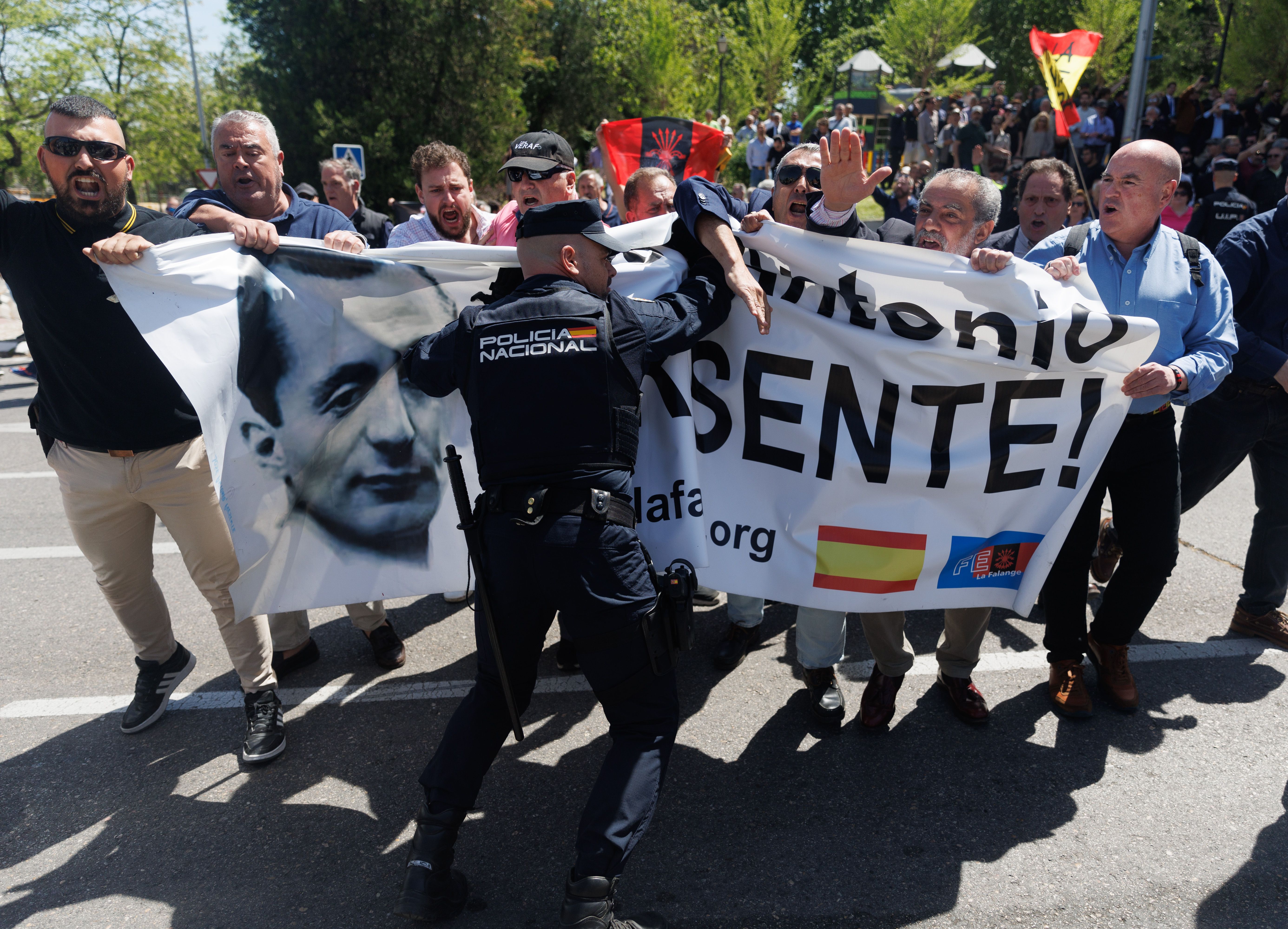 Exhumación de Primo de Rivera: tres falangistas detenidos tras enfrentarse a la Policía