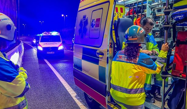 Muere un motorista de 31 años al caer ocho metros desde un puente